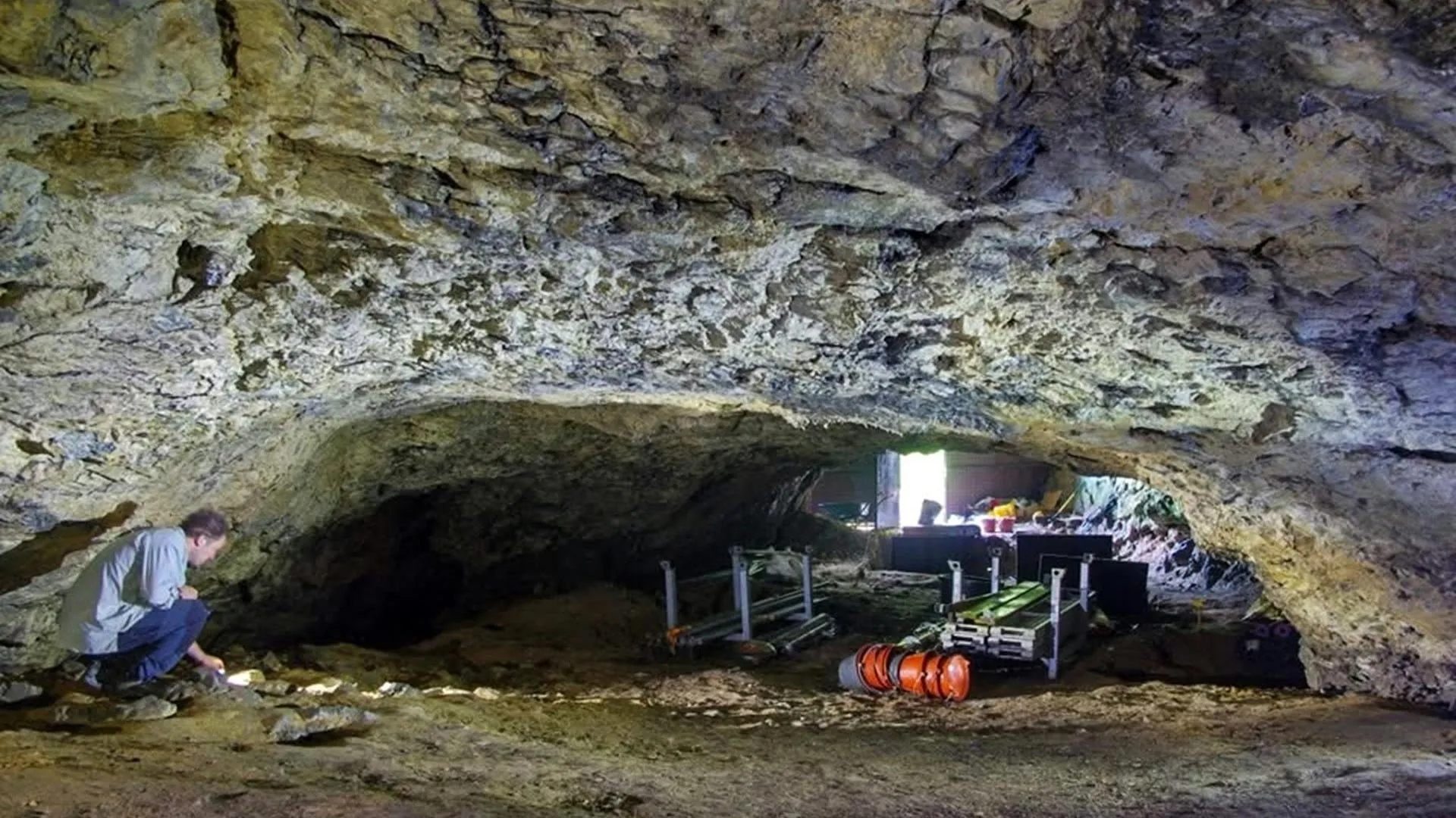 Excavación arqueológica en Europa noroccidental donde se recuperaron restos humanos analizados por ADN antiguo
