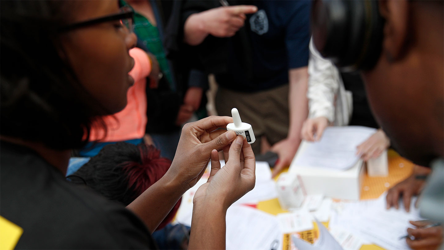 Demostración de naloxona nasal usada como referencia visual en una nota sobre riesgo de fentanilo en adolescentes