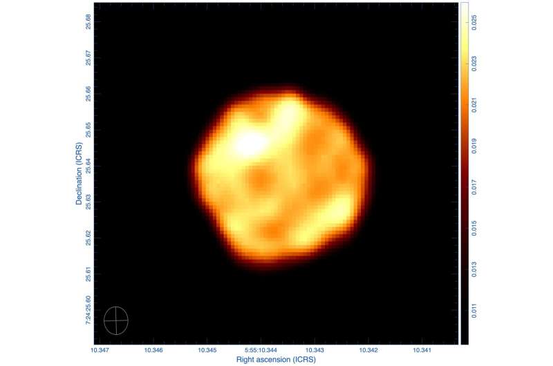 Imagen de ALMA de Betelgeuse que muestra una atmósfera interna irregular con regiones brillantes y asimétricas