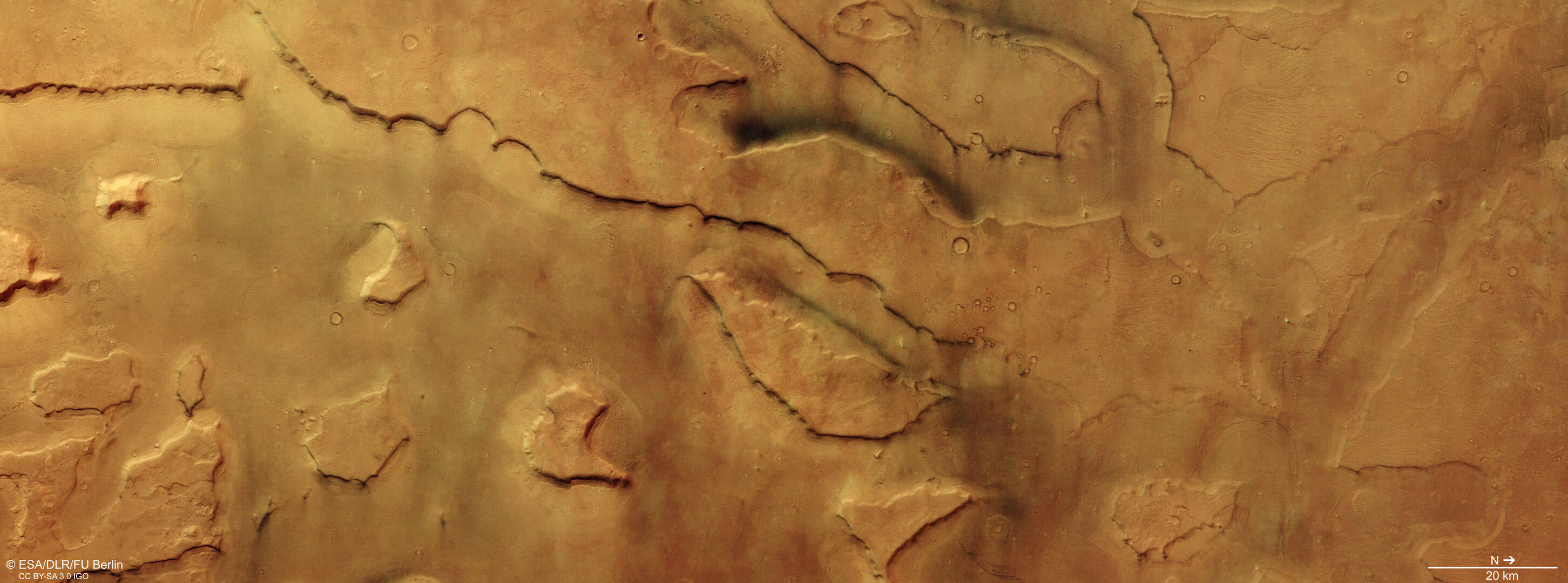 Vista orbital de Mamers Valles en Marte con decenas de pequeños remolinos de polvo señalados sobre el terreno