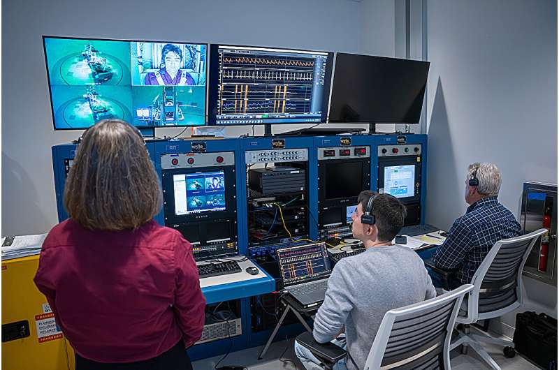 Investigadora en un laboratorio de movimiento de Texas A&M usado para estudiar cómo cambia la coordinación humana cuando varía la gravedad.