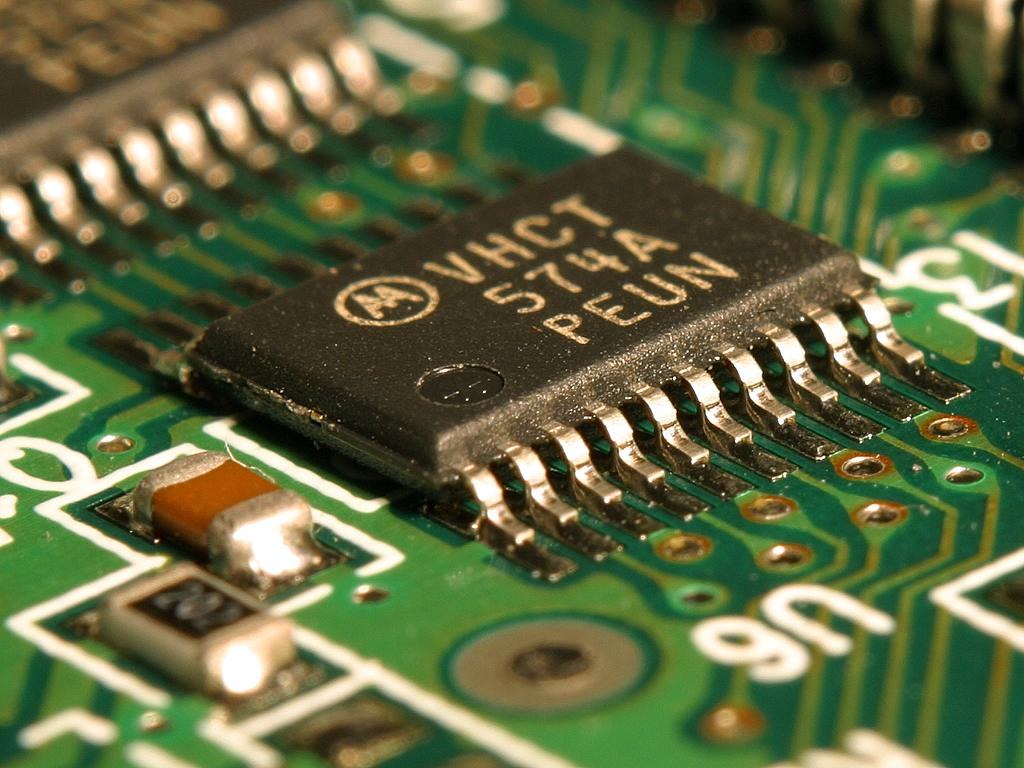 Primer plano de un circuito integrado sobre un microchip.