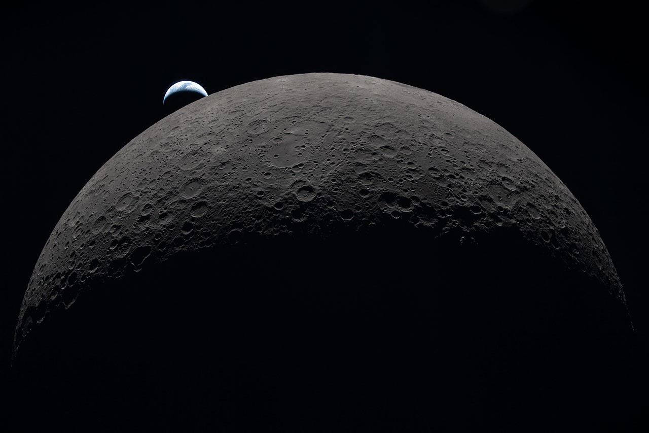 Vista comparativa de la superficie lunar antes y después del impacto que formó un pequeño cráter reciente