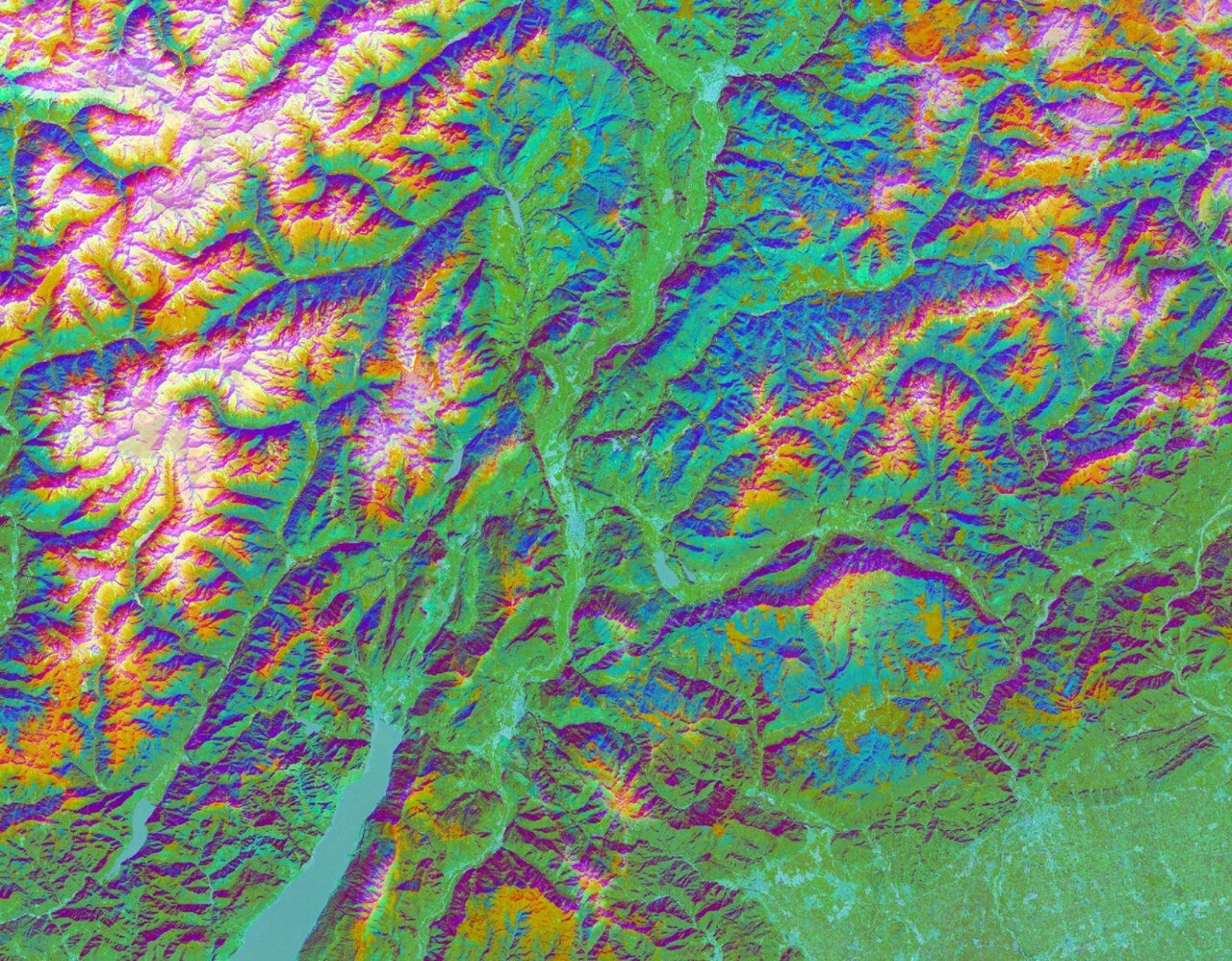 Visualización satelital de una zona montañosa de Trentino usada para distinguir especies de árboles.