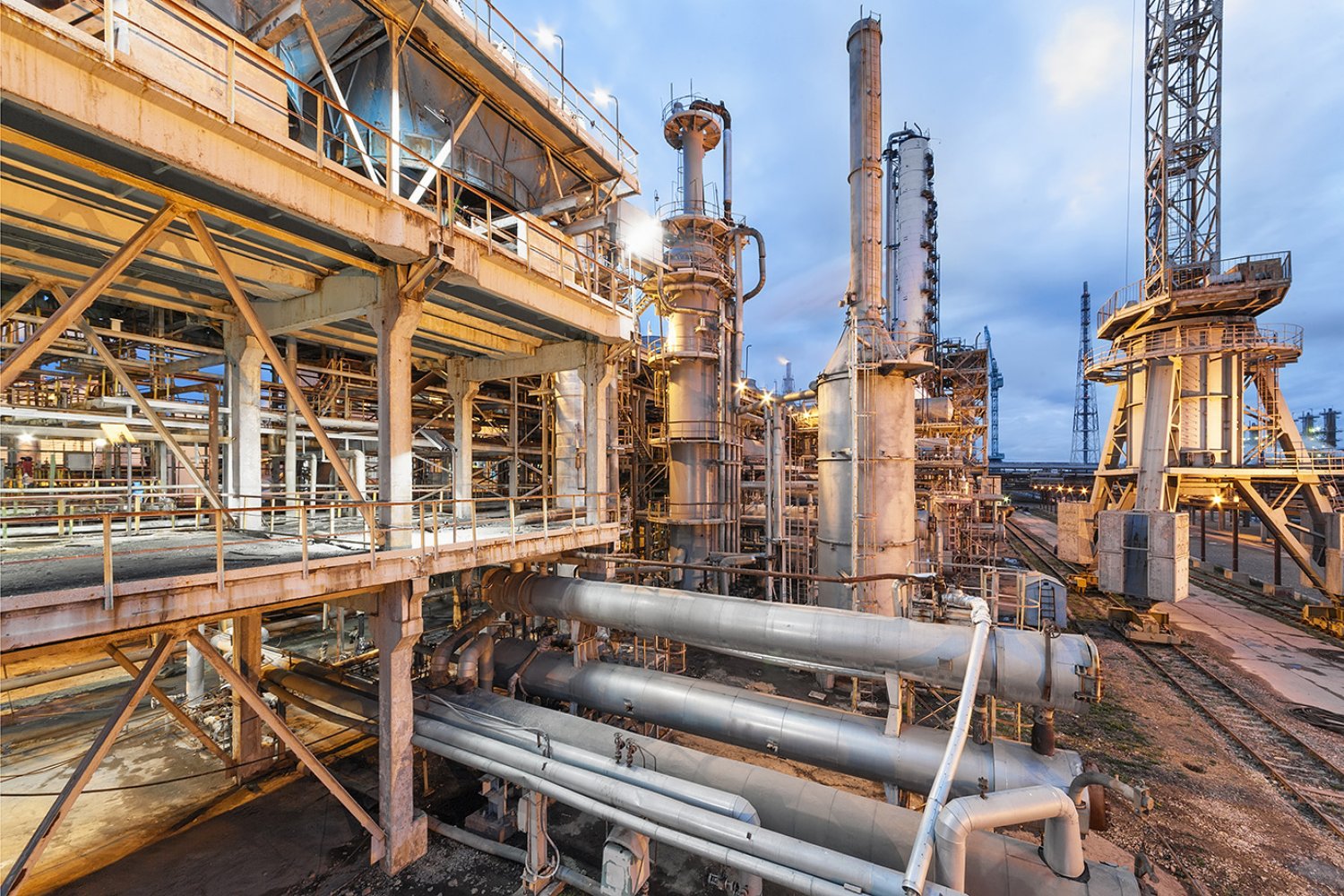 Instalación industrial vinculada a la producción de amoníaco, relevante para una investigación sobre alternativas de menor emisión.