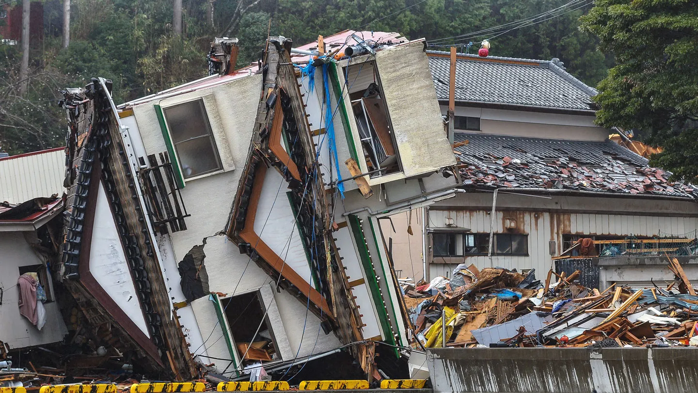 Viviendas dañadas tras el terremoto de Japón de 2011, usado para ilustrar el evento sísmico analizado en el estudio.