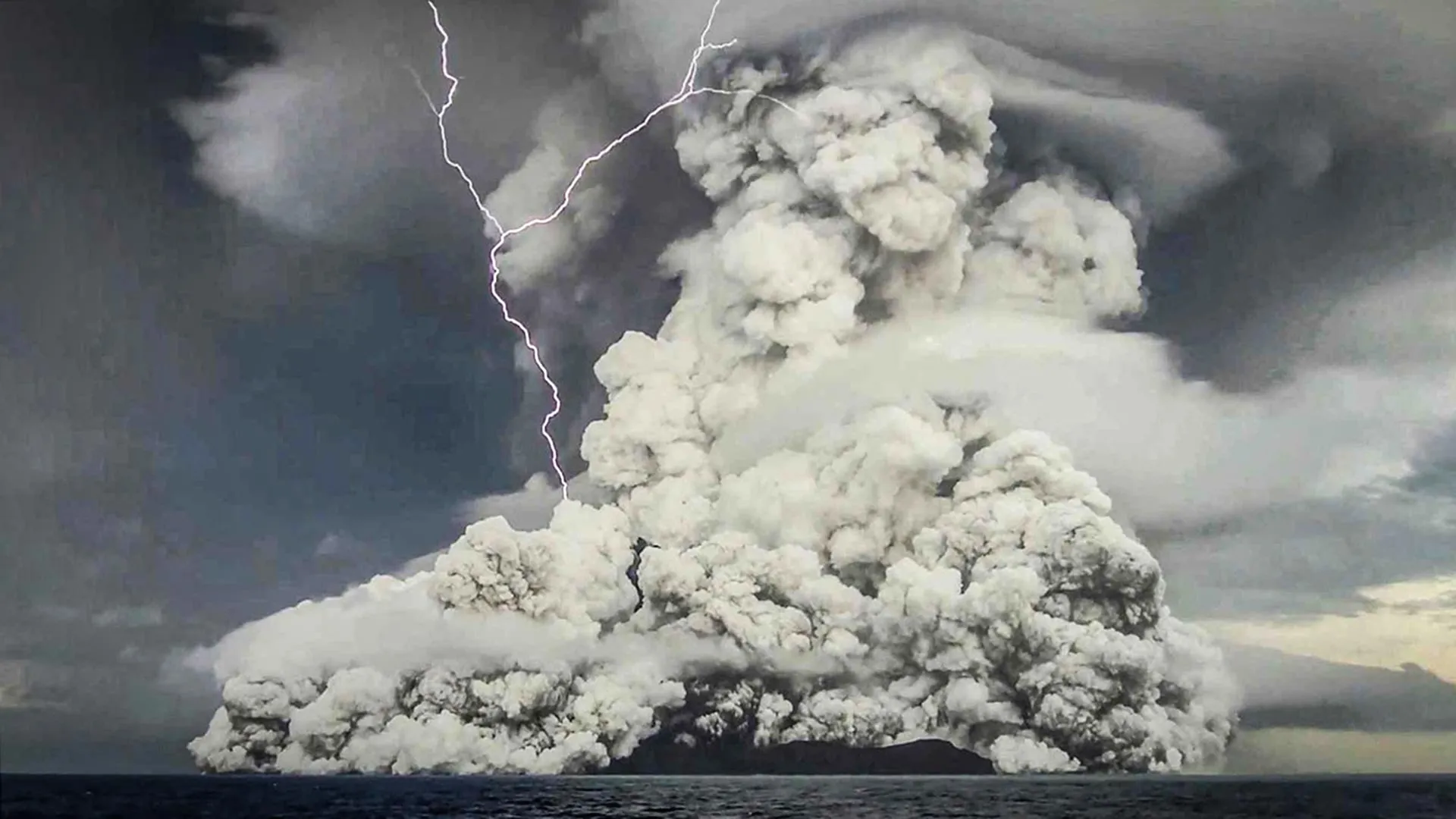Imagen de la enorme pluma de la erupción del volcán Hunga Tonga-Hunga Ha'apai observada desde arriba.
