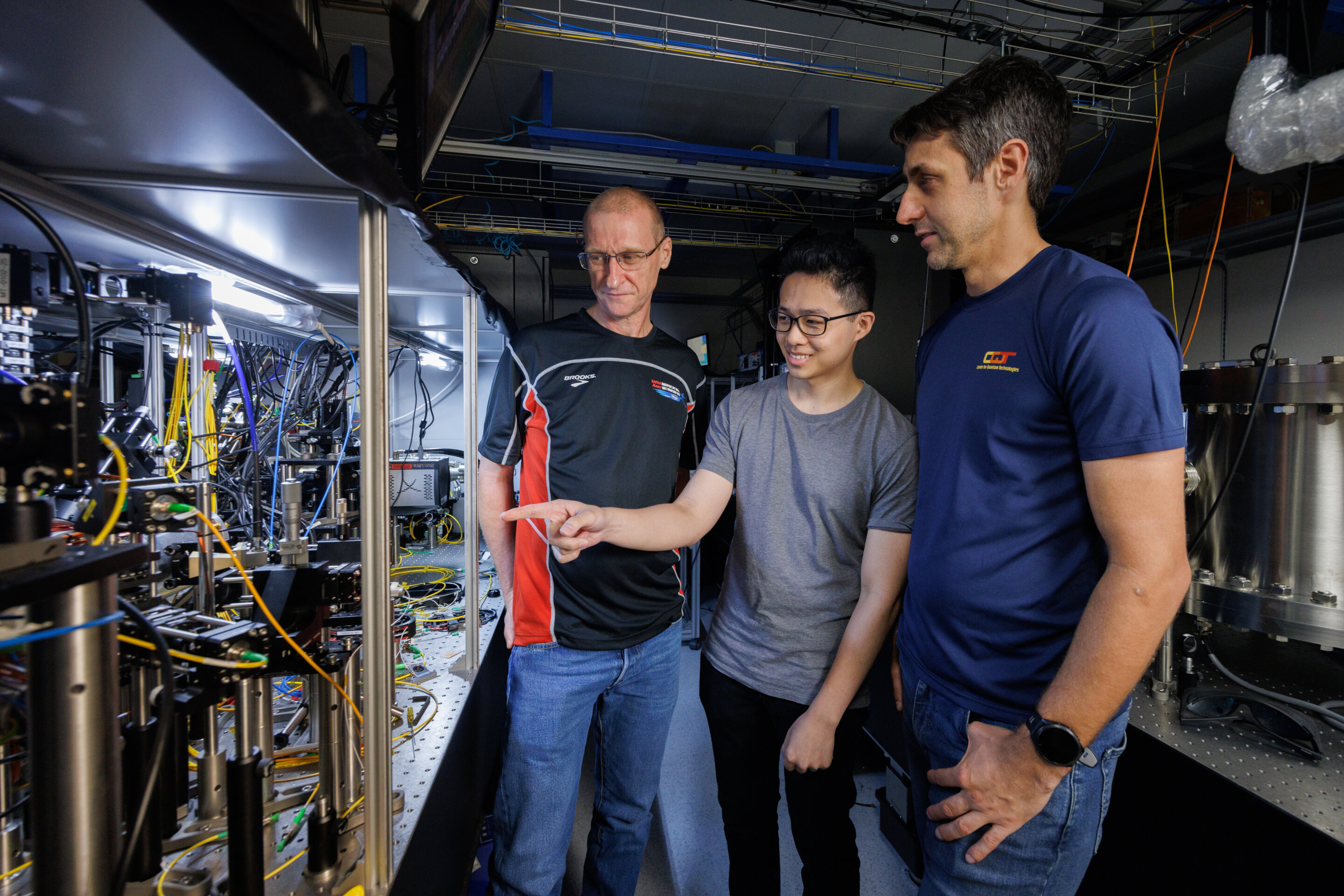 Laboratorio con el montaje experimental de un reloj atómico de lutecio