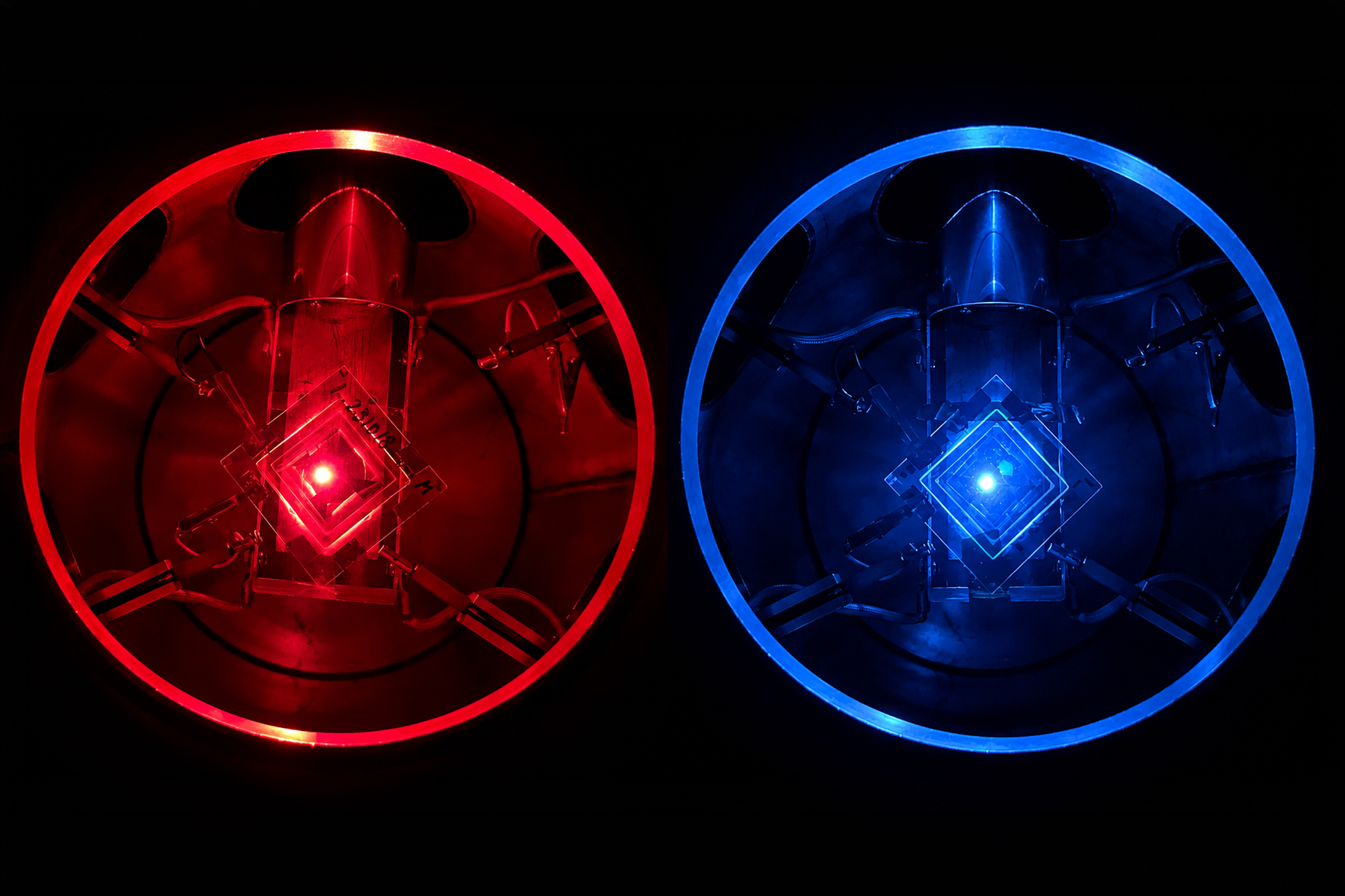 Imagen de laboratorio de LED de puntos cuánticos rojo y azul encendidos, usada por MIT News para ilustrar el estudio sobre estabilidad de estas pantallas.