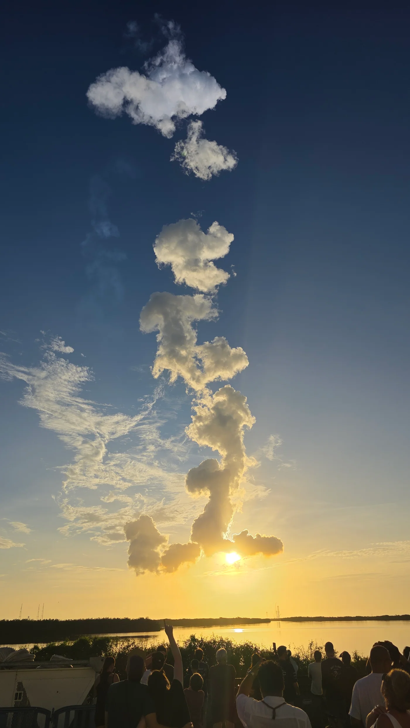 La estela del Falcon Heavy se eleva sobre Banana Creek mientras el público observa el lanzamiento del telescopio Roman.